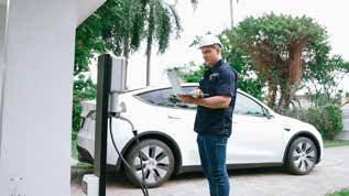 Tecnico revisando una instalacion de carga residencial